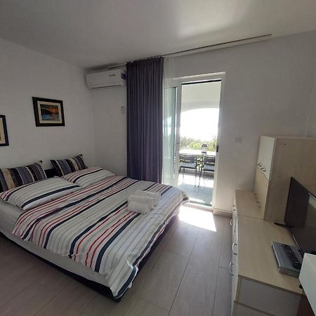 Villa Bratus Промайна Екстериор снимка